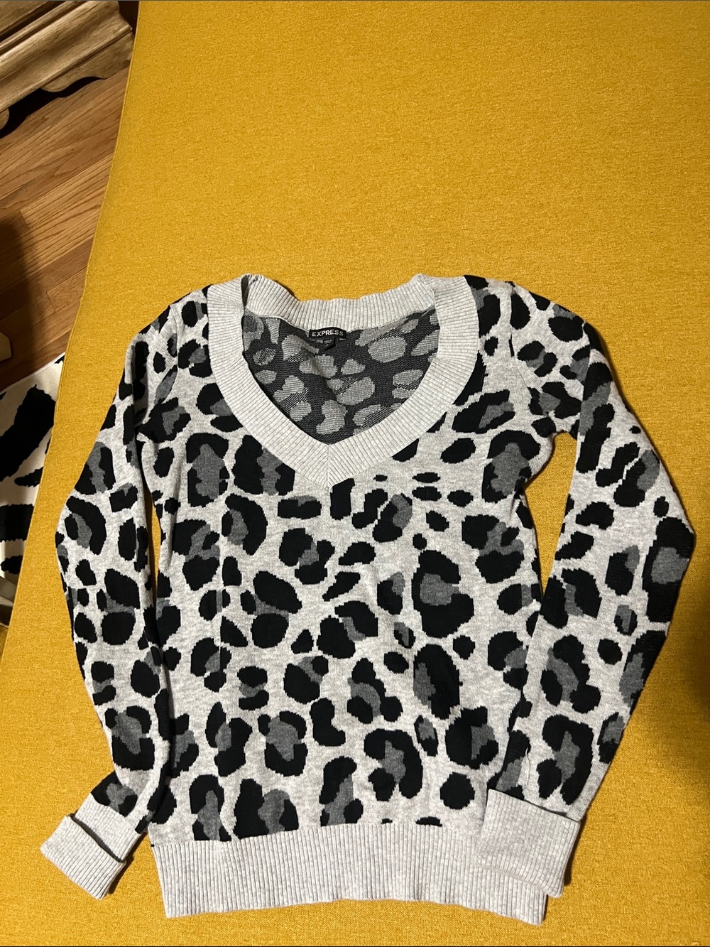 Express Women's V-Neck Leopard Print Sweater - Gray & Black